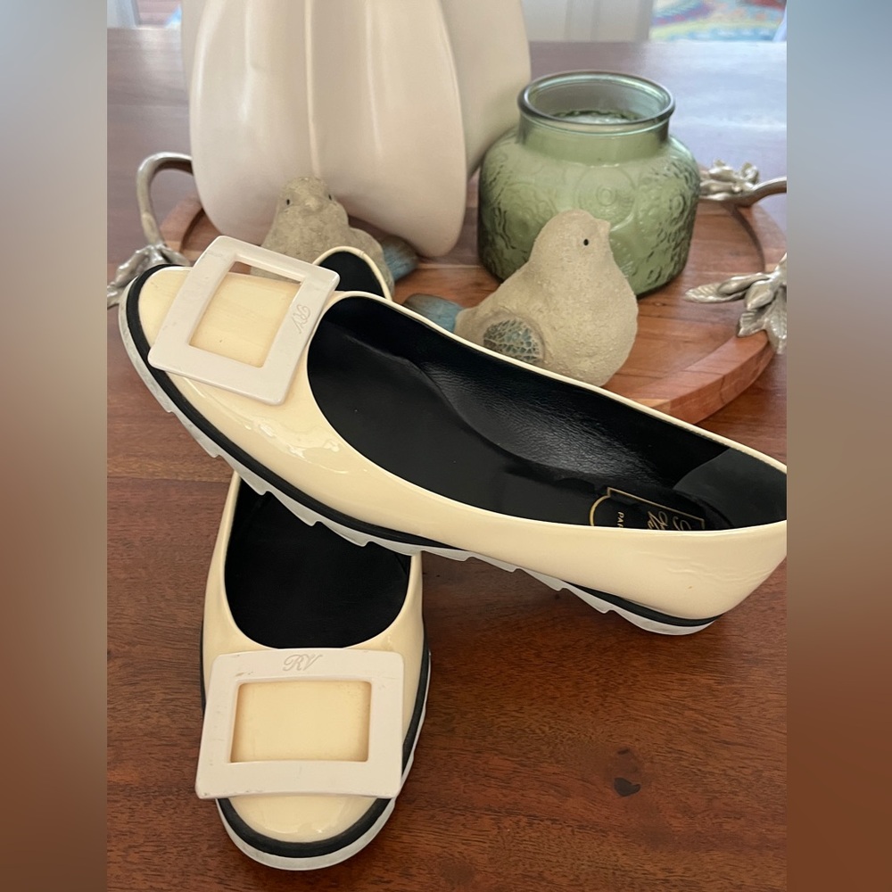 Roger Vivier Beige Patient Leather Tread Sole 7 37 slight mark on buckle see pic